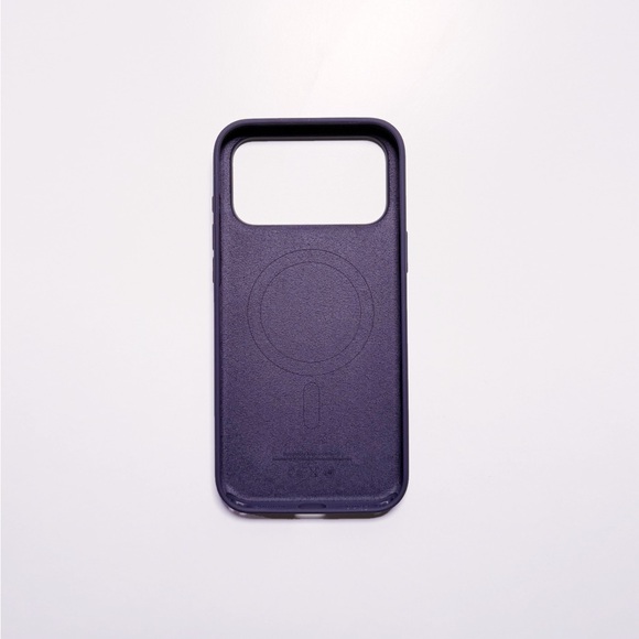 Apple iPhone 17 Pro Max Silicone Case with MagSafe and Camera Control - Picture 2 of 7